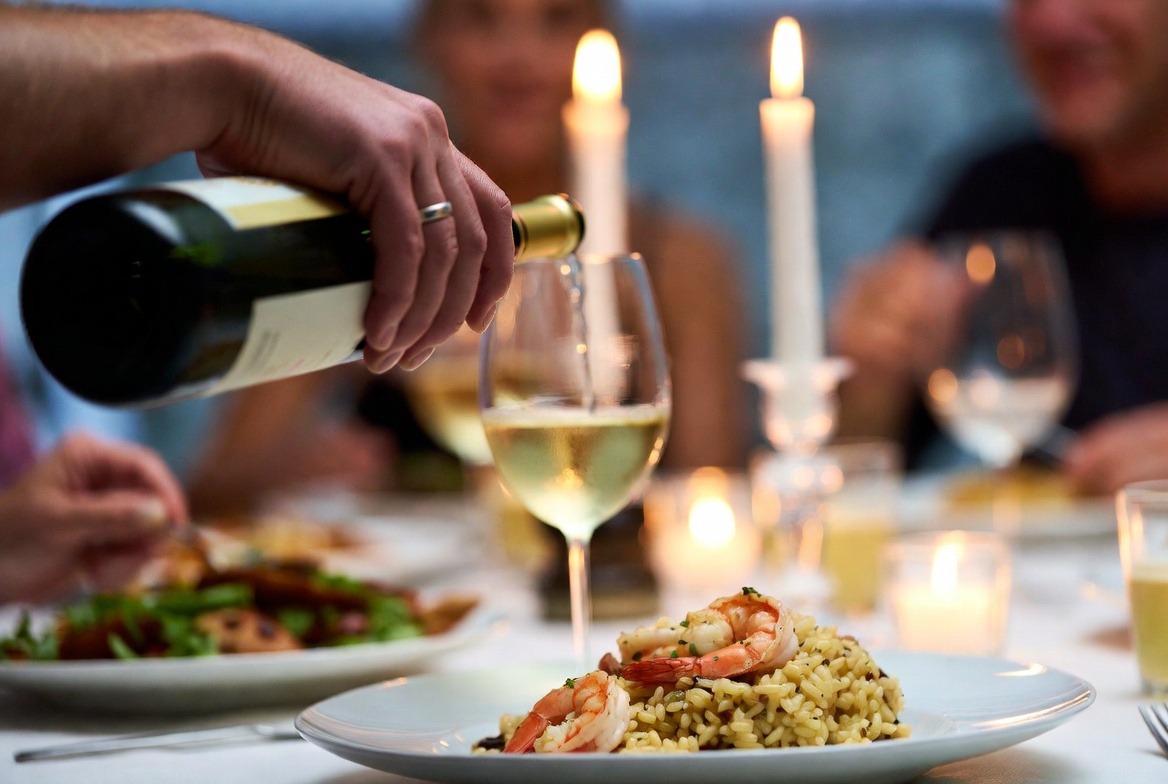 Jantar harmonizado: servindo vinho branco seco com risoto de camarão e limão siciliano