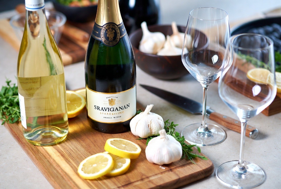 Melhores tipos de vinhos brancos para harmonizar com risoto de camarão: Sauvignon Blanc e Espumante; nome do arquivo: vinhos-ideais-risoto-camarao